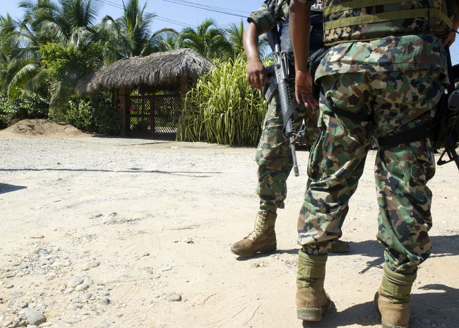 Operativo. Militares resguardan el sitio donde ciudadanas españolas fueron violadas por hombres armados en la periferia de Acapulco.