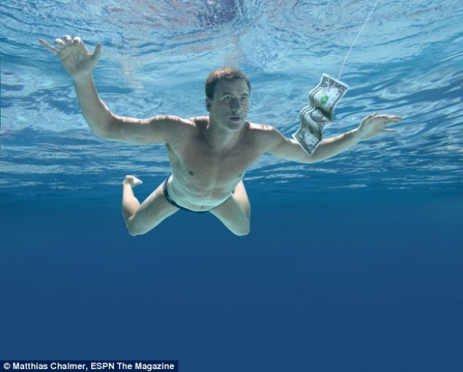 Lochte recreó idénticamente la portada, en la misma pose del bebé siguiendo el anzuelo, pero la única diferencia fue que decidió mantener su “speedo” puesto. (DAILYMAI)

