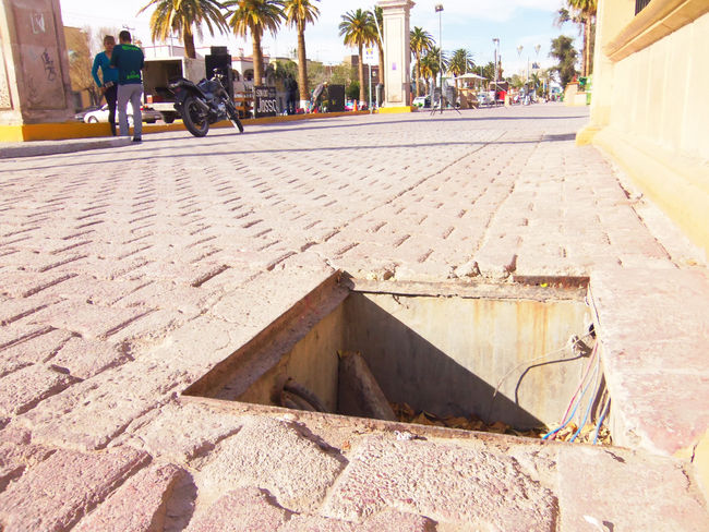 Peligroso. El piso de la Alameda tiene diversas fallas,  en algunos registros faltan sus tapas y los peatones pueden caer. 