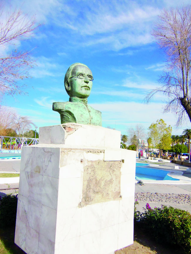 Sin placa. El busto en honor al general Ignacio Zaragoza de la Alameda ya no tiene placa informativa de metal,  fue robada.
