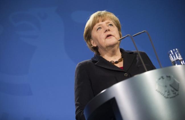 Merkel consideró que la decisión de renunciar, que se hará efectiva el próximo 28 de febrero, es una cuestión 'difícil' por sus implicaciones y singularidad, por lo que merece su 'máximo respeto'.
