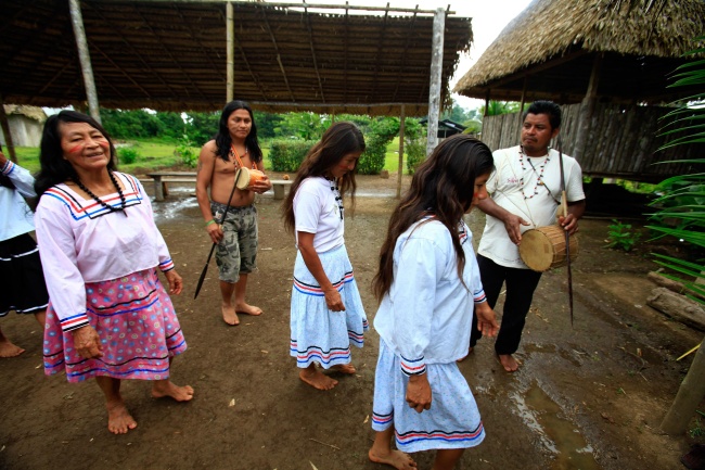 Los indígenas kichwas estuvieron tentados por las ofertas de la estatal Petroamazonas. (EFE)