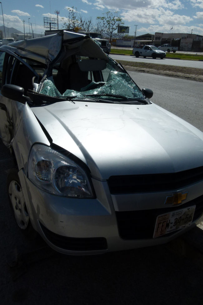 Choque. El carro de la mujer fue calificado como pérdida total, según autoridades viales.