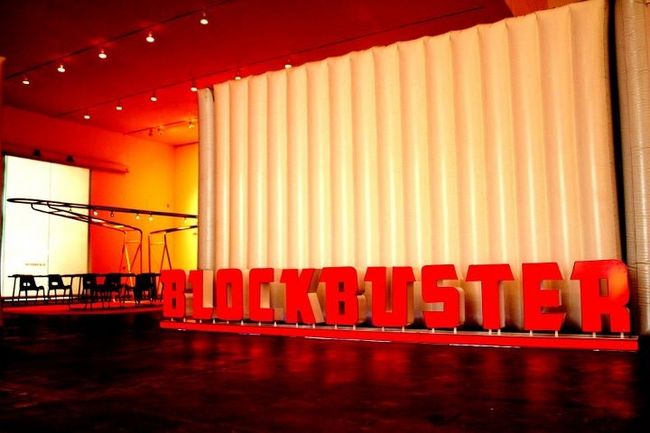 La exposición. Del 21 de febrero al 6 de marzo, el Museo Arocena presentará en el anexo del Edificio Russek, la exposición 'Blockbuster: Cine para exhibiciones', la primera exposición producida por Colección Isabel y Agustín Coppel, muestra que girará en varias sedes.