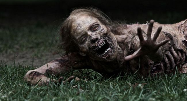 Con más muertos. En promedio por capítulo, en The Walking Dead, hay 38 asesinatos, de los cuales generalmente son zombis.