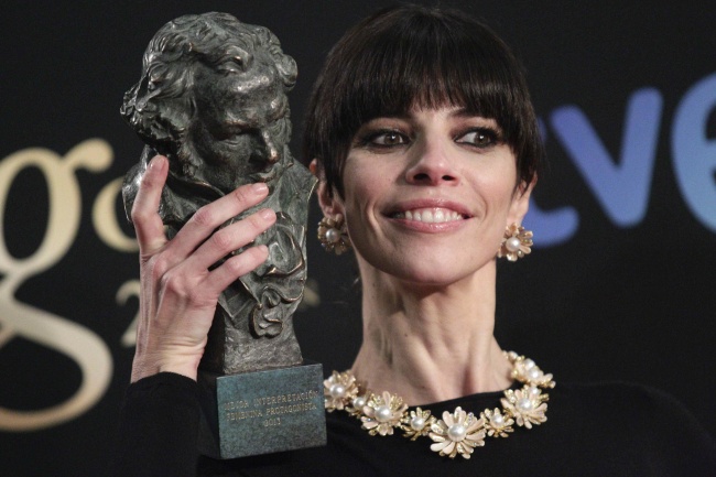 La actriz Maribel Verdú tras recibir el Goya a la mejor interpretación femenina protagonista, por su papel en Blancanieves, durante la gala de la XXVII edición de los premios Goya. (EFE)