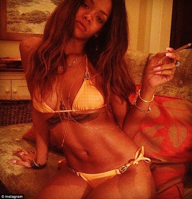 Presume Rihanna su abdomen en bikini