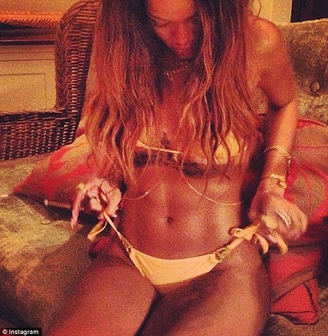 En las fotos Rihanna dejó ver también el tatuaje de la diosa egipcia Isis que tiene bajo el pecho. (INSTAGRAM) 
