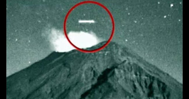 De acuerdo con las imágenes, un objeto de figura cilíndrica surcó a gran velocidad por encima del cráter del volcán de manera horizontal y sin detenerse. 
 (INTERNET)