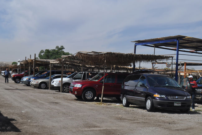 Venta. El Tianguis del Auto reabrió, pero ahora sólo entran autos nacionales y con pedimento de legalización.