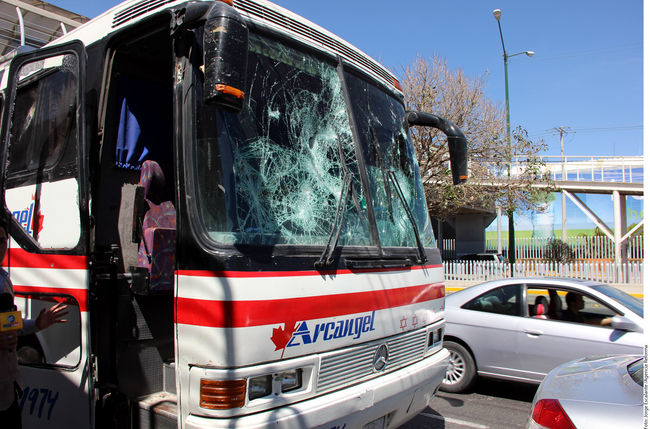 Aficionados de las Chivas lesionaron a decenas de seguidores esmeraldas al atacar los autobuses en que viajaban. (Agencia Reforma)