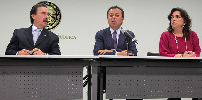 PRI. El senador Emilio Gamboa Patrón, César Camacho Quiroz e Ivonne Ortega, presidente y secretaria general del PRI, ofrecen una conferencia de prensa ayer martes en el Senado de la República.