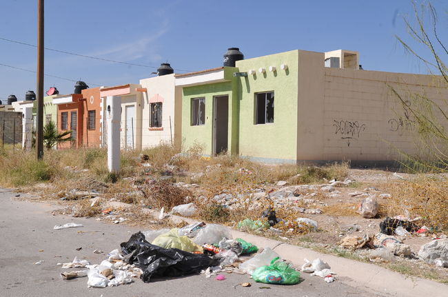 Carencias.  Entre basura, con malos servicios, sin escuela y en medio de la inseguridad viven en Villas Zaragoza.