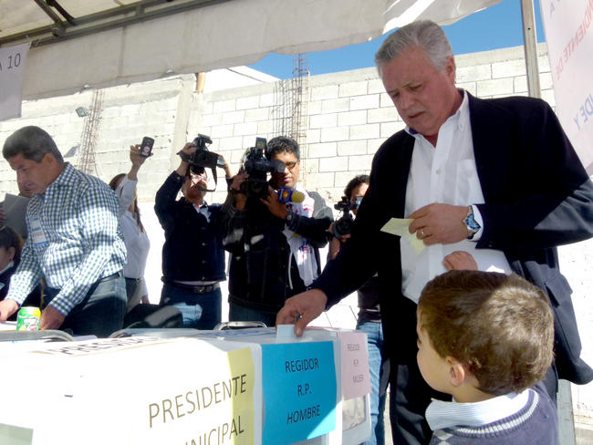 'Yo espero que la gente vote con entera libertad', manifestó el aspirante, tras depositar sus boletas en las urnas. (EL SIGLO DE TORREÓN)
