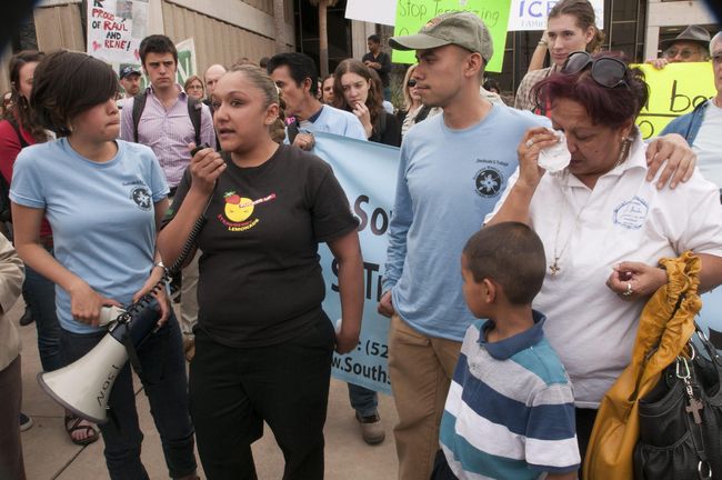 Protestas. Activistas promigrantes protestan en Arizona por las deportaciones de sus connacionales.