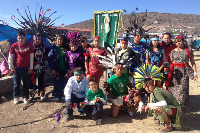 Promocionan Mapimí. Acuden con grupo de danza tradicional azteca a festejos de aniversario de un pueblo de Indé, Durango.