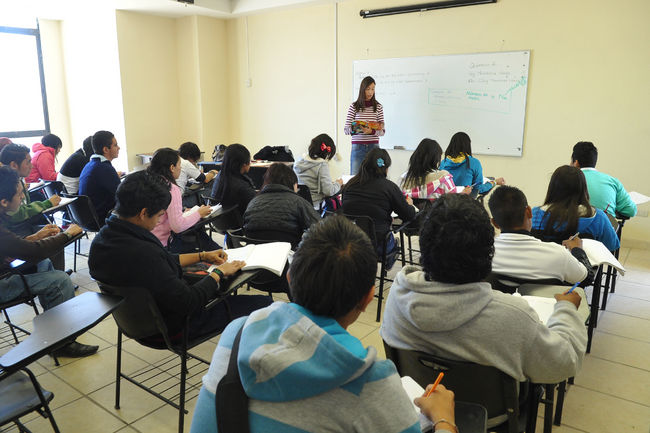 Aulas temporales. Alumnos del Cbtis 156 de La Joya inician clases en aulas de Ciudad Universitaria.