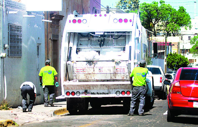 Cooperación. A los 24 camiones nuevos que recorren las colonias y fraccionamientos se sumaron 10 de los que operaba el Ayuntamiento para apoyar en las labores de limpieza de la ciudad.