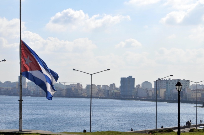 El duelo oficial se hacía evidente con un paisaje de banderas a media hasta en todas los edificios públicos, como ministerios, hoteles, escuelas e instituciones. EFE