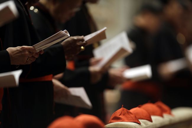 Oración. En constante oración se encuentran los 115 cardenales que participaran en el cónclave.