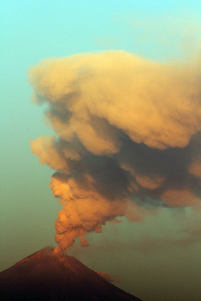 Fumarola. Desde las 06:00 horas de ayer aumentó la frecuencia de exhalaciones del volcán.