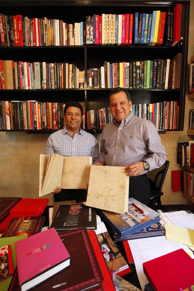 Víctor Hugo Rodríguez, presidente de Grupo Editorial Agueda, explicó que pretende realizar un libro con medidas que sobrepasan las más grandes del mundo. (NOTIMEX)