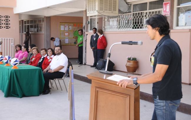 Se inauguró el Torneo Intramural del Colegio Miguel Ángel y como invitado especial estuvo Joaquín Reyes, ex jugador de Santos Laguna. (Foto J. Galindo)