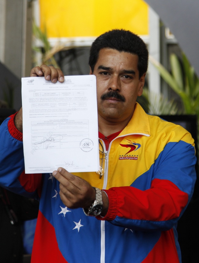 Maduro entregó 'en nombre del comandante Hugo Chávez' y del pueblo el 'programa de la patria' y se comprometió a cumplirlo desde el 2013 al 2019. (EFE)
