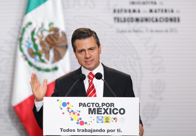 El Ejecutivo, apuntó Peña Nieto, ya no será quien otorgue ni revoque las concesiones.  (EFE) 
