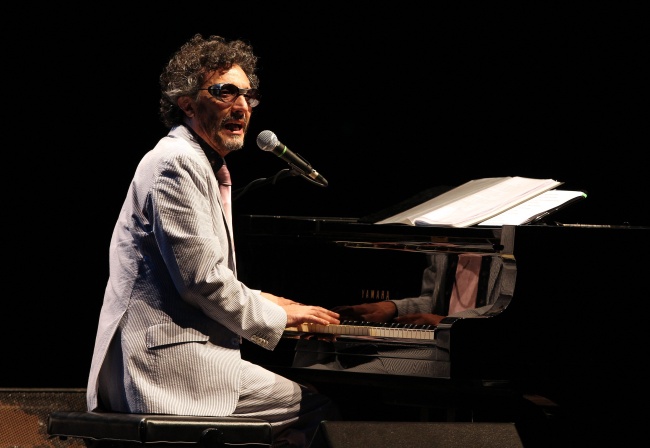 El cantante y compositor argentino Fito Páez, ganador de cinco premios Grammy Latinos, festejará este miércoles su cumpleaños número 50 en medio de los preparativos del lanzamiento de tres discos y feliz de debutar como escritor con la publicación de un libro. ARCHIVO
