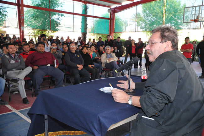 Charla. Paco Ignacio Taibo II platicó ayer con jóvenes de la Universidad Autónoma de Coahuila.