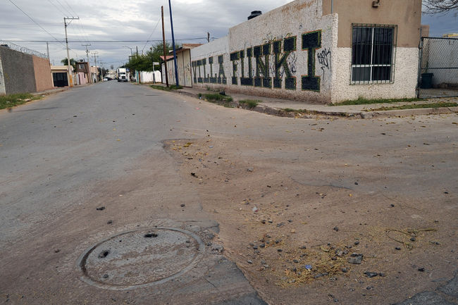 Abundan baches. Por toda la colonia Villa Florida de Torreón es cada vez más común encontrar baches y hoyos de gran tamaño.