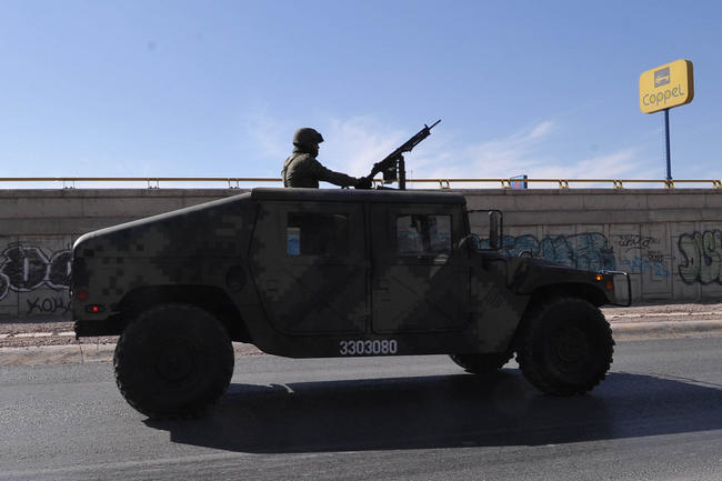 Un convoy de 48 unidades militares causó gran expectativa entre los ciudadanos de la Laguna. (EL SIGLO DE TORREÓN)