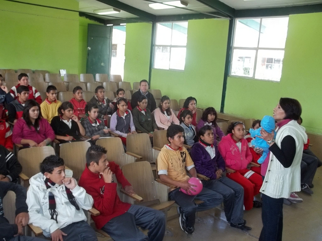 Prevención. La Procuraduría cuenta con siete muñecos para que los alumnos vivan la experiencia de ser padres jóvenes.