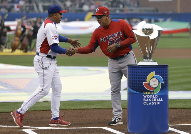 
Tony Peña (i) saluda a Edwin Rodríguez, manager de Puerto Rico. (AP)
