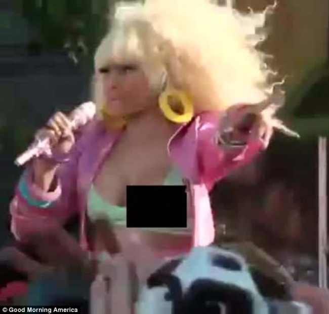 No es la primera vez que Nicki Minaj enseña de más accidentalmente, ya que en agosto del 2011, su vestuario le hizo una mala jugada durante su actuación en Good Morning America. 
