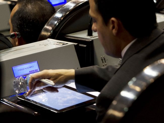 Reforma. En la víspera de la reforma a las telecomunicaciones, Telmex regaló a todos los diputados iPads.
