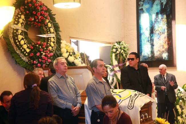 Amigos y familiares se dieron cita en el funeral de la medallista olímpica. (Jam Media)