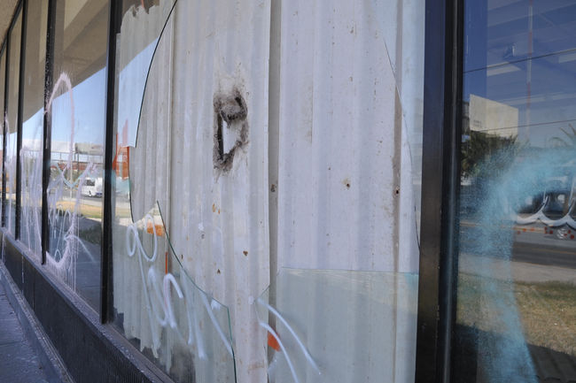 Vidrios rotos. Los vidrios de las ventanas frontales no quedaron exentos, pues la mayoría fueron grafiteados o quebrados.