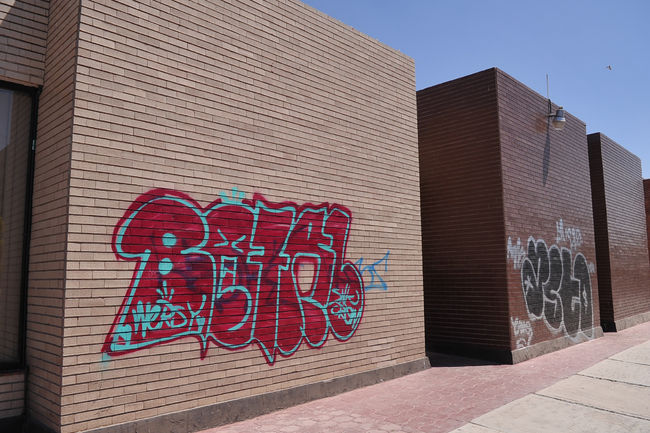 Rayan paredes. En uno de los bulevares más transitados, la presencia de grafitis denota el descuido del inmueble.
