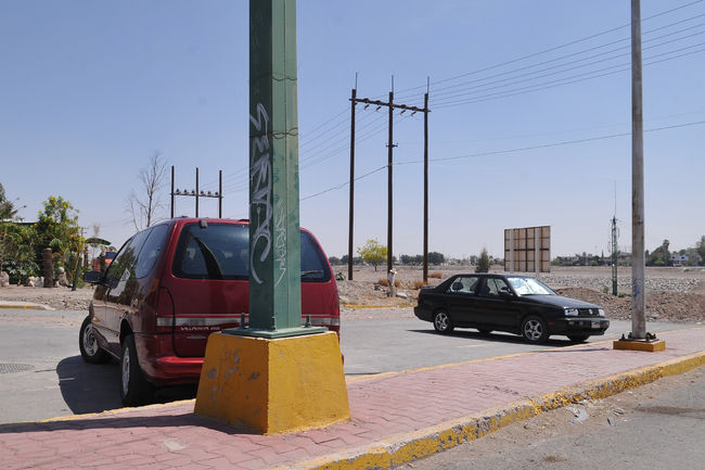 Estacionamiento. El cruce de Gómez Palacio a Torreón obstaculizado, ahora es utilizado como estacionamiento.