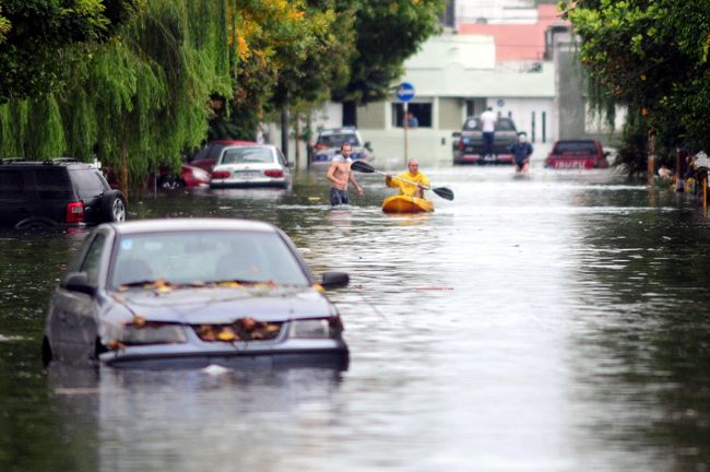 Lluvia. El fuerte temporal de lluvias que azotó a Buenos Aires suma al menos 54 personas muertas, así como miles de evacuados.