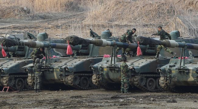 Tensión. Infantes de marina de Corea del Sur trabajan en sus K-55 obuses autopropulsados durante un ejercicio contra posibles ataques de Corea del Norte cerca de la aldea fronteriza de Panmunjom en Paju.