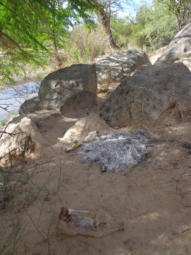 No cuidan la reserva. Los vacacionistas dejan los residuos de las fogatas y de los alimentos por toda la orilla de la reserva.
