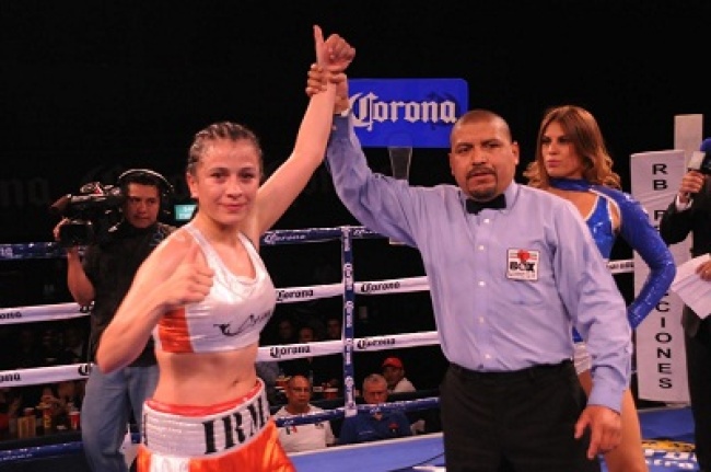 La boxeadora Irma García venció anoche a Janeth Pérez por decisión dividida y retuvo el título mundial gallo WBA.