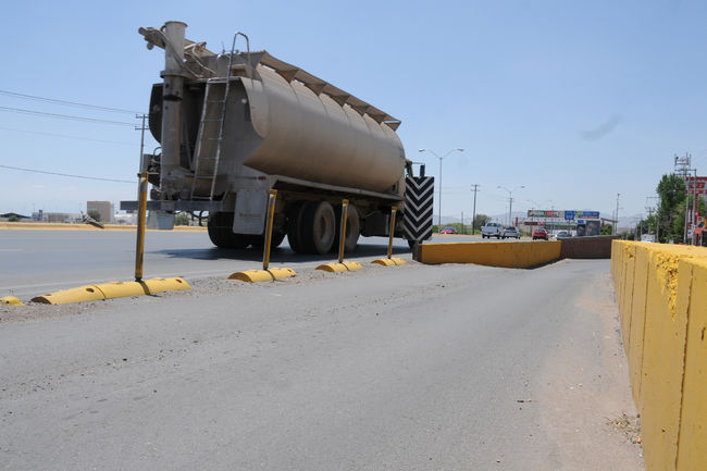 Sin señalización suficiente. En la autopista Torreón-San Pedro hacen falta señalamientos suficientes, previos a los accesos a fraccionamientos.
