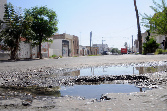 Charcos. Por una fuga de agua potable, el pavimento presenta serias afectaciones en la calle Francisco Zarco y avenida Hidalgo, donde se encuentra en esta condición desde hace varios días.
