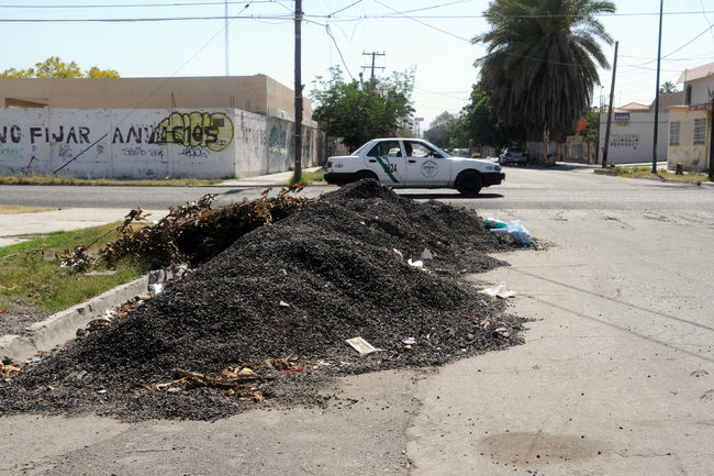 'Olvidan' pavimento. En la avenida Mina e Ignacio Ramírez dejaron restos del asfalto empleado en la pavimentación que se llevó a cabo recientemente.
