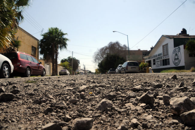 No pavimentaron. Hace más de dos semanas que removieron el pavimento en la calle Felipe Ángeles y no se ha repavimentado.