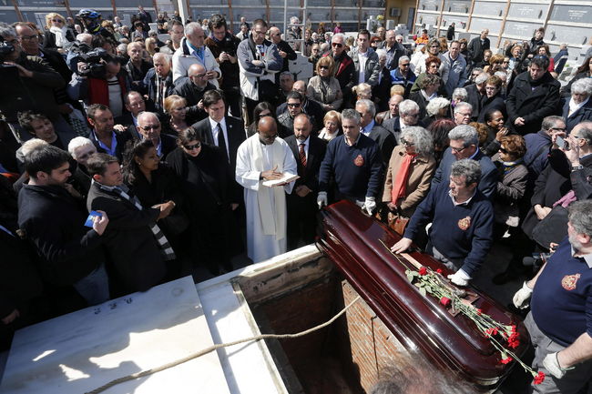 Entierro. Fue despedida en un ataúd color caoba  con un Cristo.